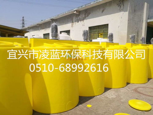 白色黃色大塑料水桶蓄水箱與200L立式攪拌PE加藥桶在廢氣處理中的應用
